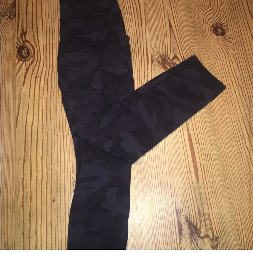Womens Lululemon Sz 4, Blk Camo leggings, NWOT